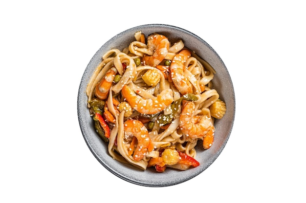 Cuire des nouilles de fruits de mer udon avec des crevettes dans un bol de haute qualité à fond blanc isolé