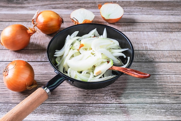 Cuire l&#39;oignon dans un plat à la cuisine