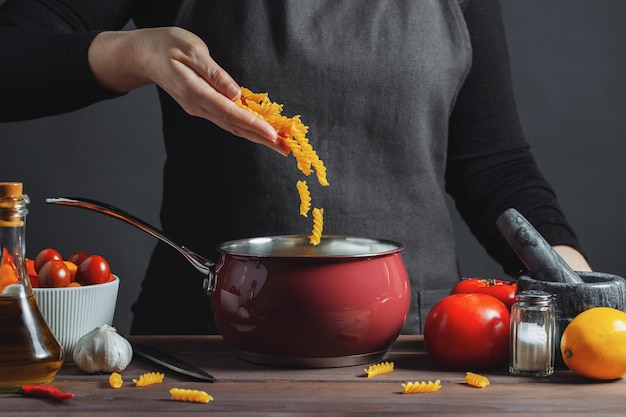 Cuire Des Pâtes Italiennes Dans Une Casserole Dans La Cuisine.