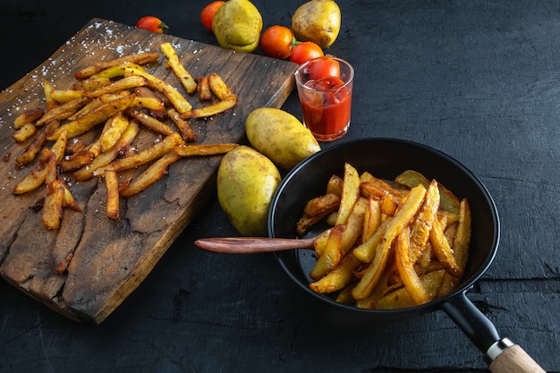 Photo cuire les pommes de terre frites