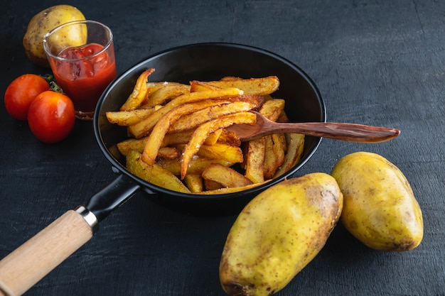 Photo cuire les pommes de terre frites