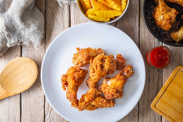 Cuire le poulet frit sur la table dans la cuisine.