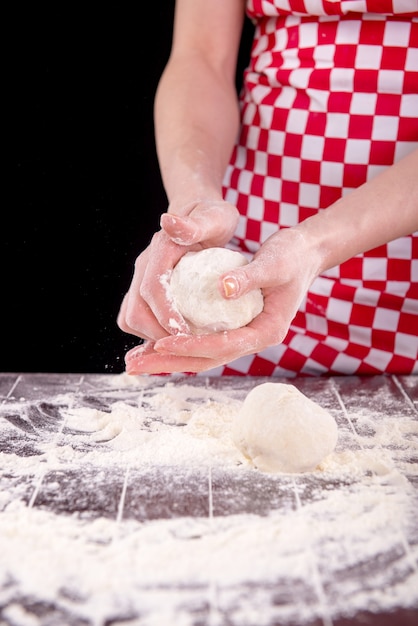 Cuire préparer la pâte pour la cuisson dans la cuisine