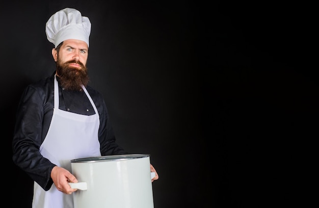 Cuire en tablier blanc avec marmite cuisson cuisine culinaire préparation des aliments cuisinier professionnel détient