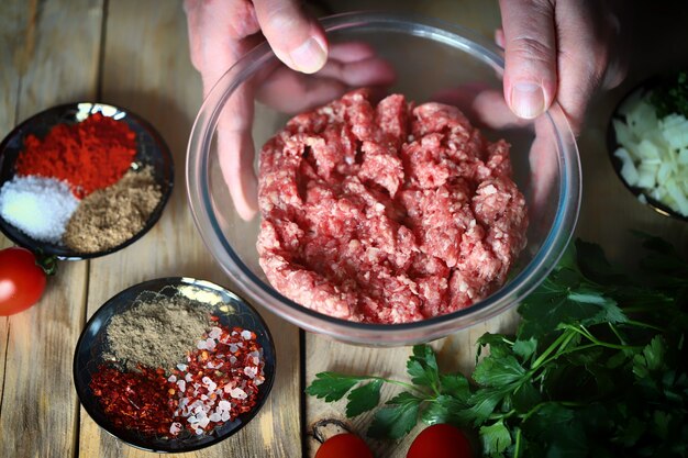 Cuire de la viande hachée pour des hamburgers ou des grillades