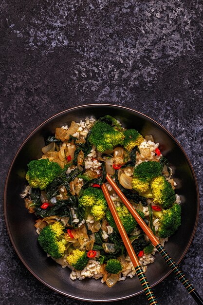 Cuire un wok asiatique avec des légumes sautés