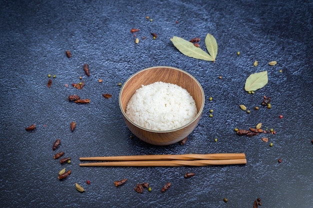 Cuisine asiatique au goût blanc et au bol de riz simple