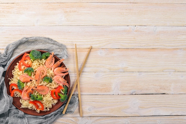 Cuisine asiatique aux fruits de mer et légumes Crevettes brocoli paprika épices Vue de dessus Espace libre pour le texte