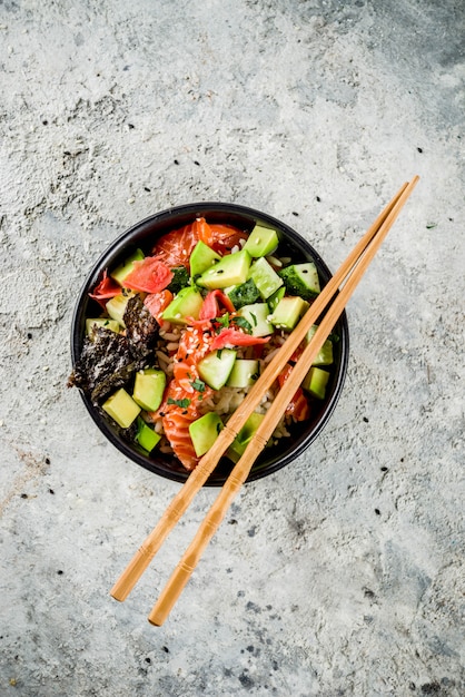 Photo cuisine asiatique à la mode, bol à sushis avec concombre, saumon, avocat