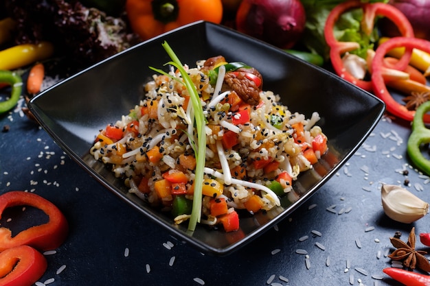 Cuisine asiatique. régime équilibré. alimentation équilibrée. Repas de salade de champignons aux germes de blé végétaux.