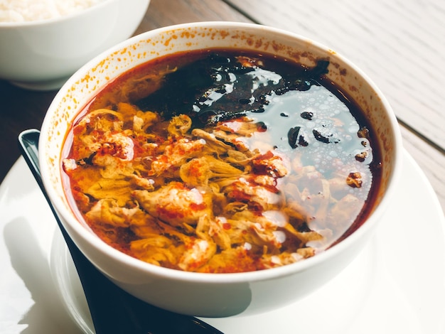 Cuisine asiatique - soupe de kimchi dans un bol blanc avec du riz en gros plan