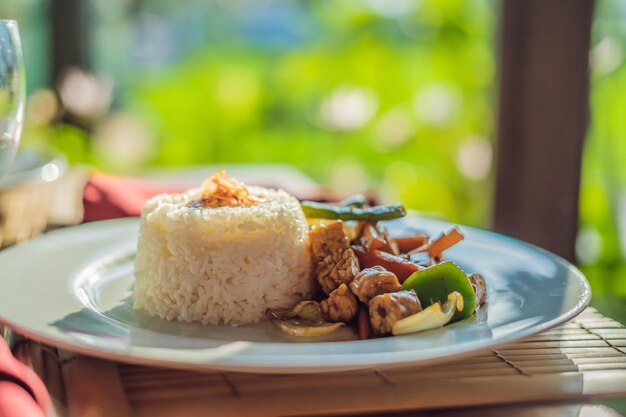 Cuisine balinaise traditionnelle. Sauté de légumes et de tofu avec du riz.