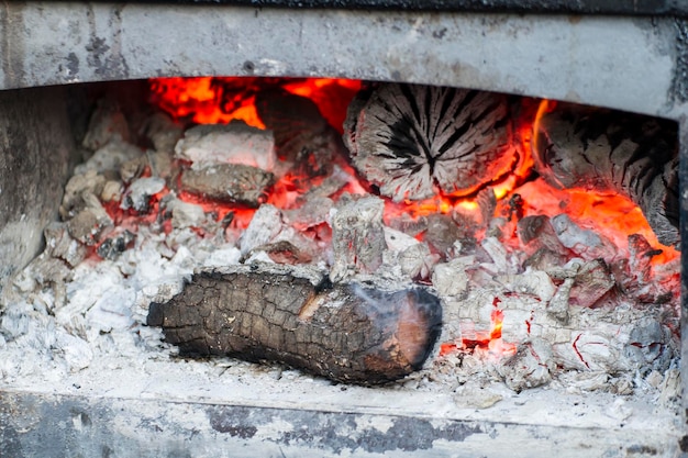 cuisine, barbecue avec saucisses et agneau dans une foire médiévale, Espagne