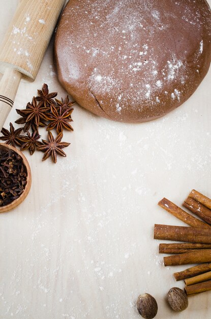 Cuisine des biscuits de Noël. Pâte de pain d&#39;épices.