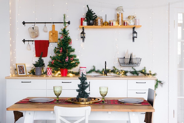 Cuisine blanche intérieure de style loft avec décor de noël noël