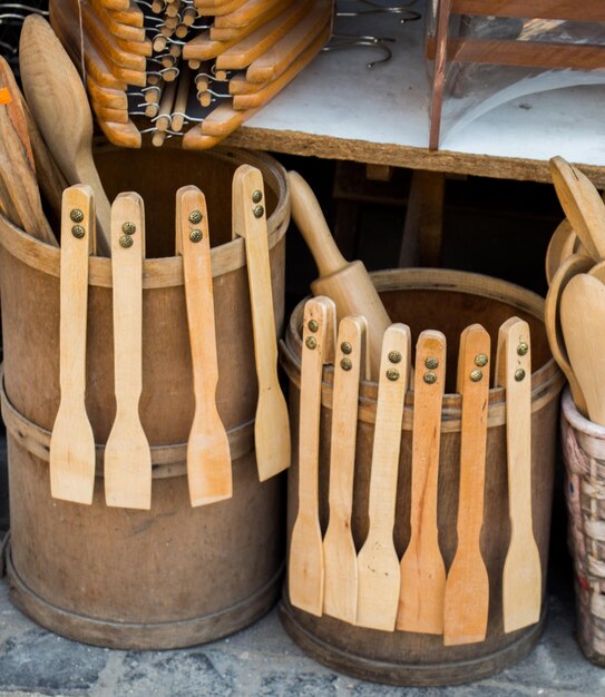 Photo cuisine en bois servant de paire d'outils de pinces