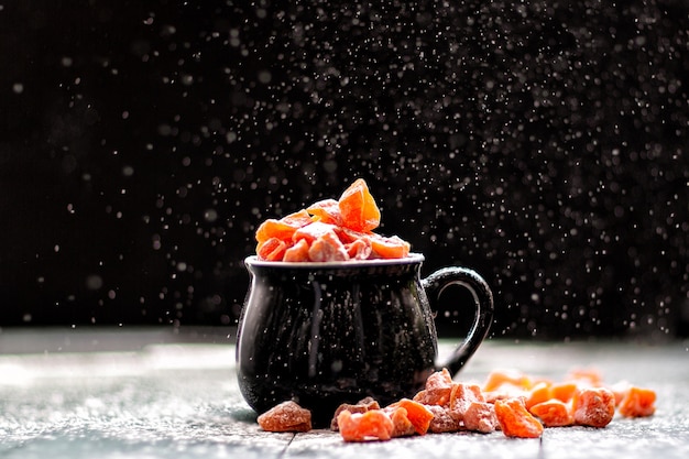 En cuisine, les bonbons à la citrouille sont saupoudrés de sucre en poudre