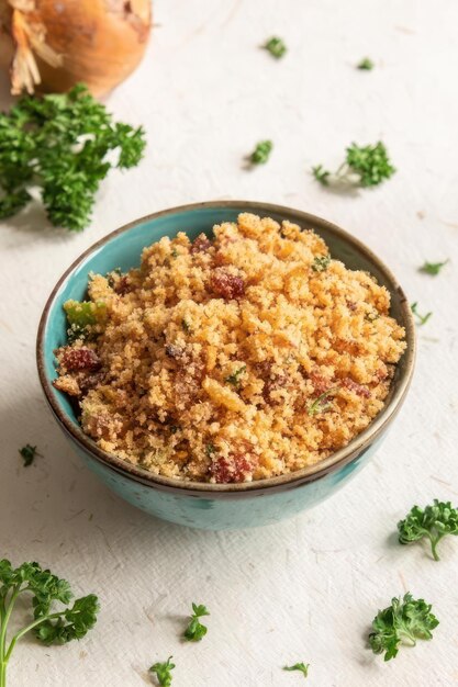 Cuisine brésilienne cuzcuz couscous manioc farofa de délicieux riz cuit avec légumes et sauce