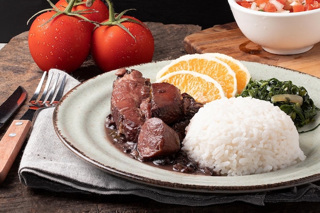 Cuisine brésilienne traditionnelle connue sous le nom de feijoada