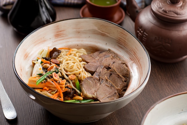 Cuisine chinoise: boeuf aux nouilles et cacahuètes