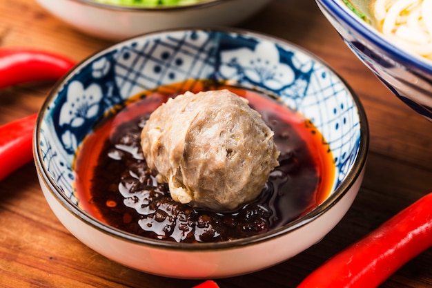 Cuisine chinoise: boulettes de bœuf fraîches