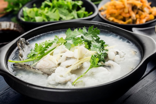 Cuisine chinoise Congee avec des tranches de poisson en cocotte