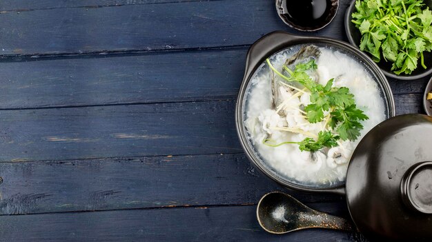 Cuisine chinoise Congee avec des tranches de poisson en cocotte