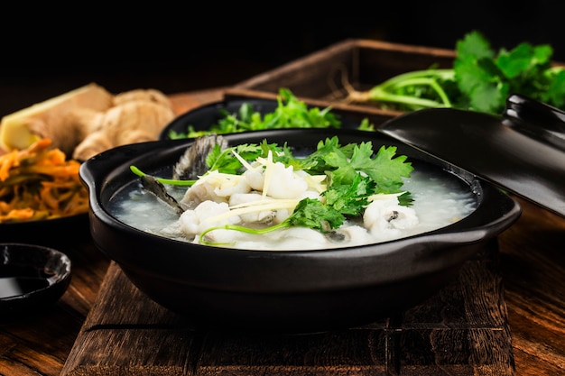 Cuisine chinoise Congee avec des tranches de poisson en cocotte