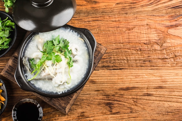 Cuisine chinoise Congee avec des tranches de poisson en cocotte