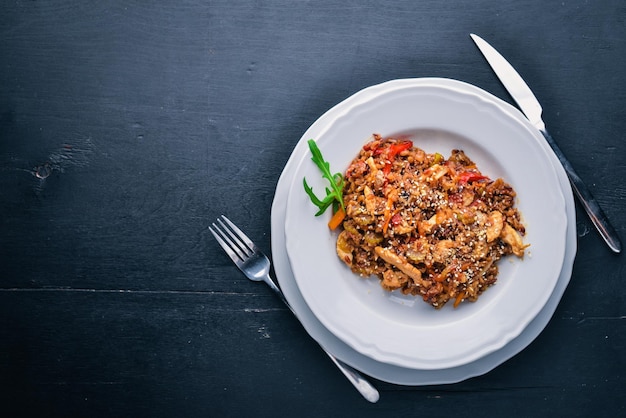 Cuisine chinoise Filet de poulet à la sauce tomate sur un fond en bois Vue de dessus Espace libre pour le texte