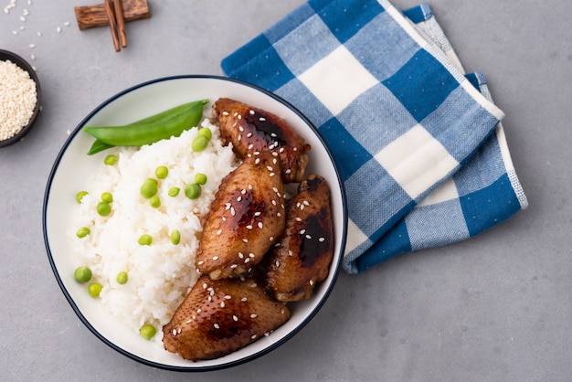 Cuisine chinoise frit ailes de poulet avec du riz