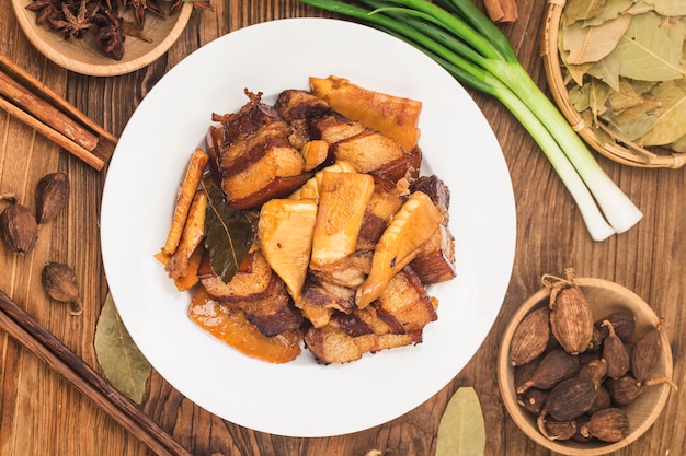 Cuisine chinoise: porc braisé avec pousses de bambou