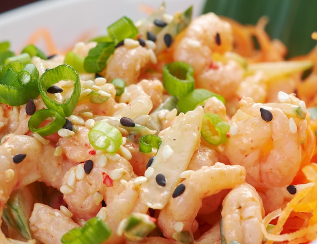 Cuisine chinoise .salade de crevettes, mesclun