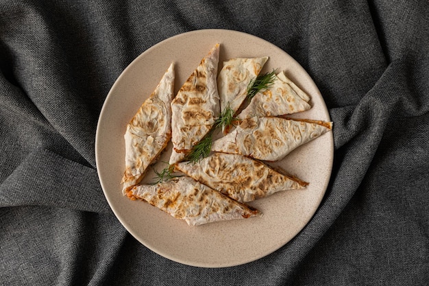 Cuisine chinoise savoureuse avec du riz frit, du poulet et des légumes frais