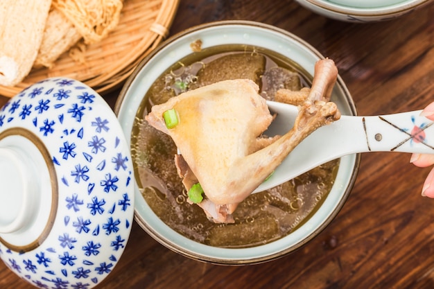 Cuisine chinoise: soupe de champignons au ragoût de pigeon