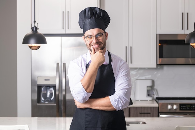 Cuisine et concept culinaire chef cuisinier en uniforme de cuisine chef masculin ou cuisinier homme boulanger en tablier co