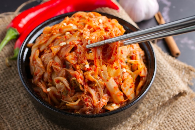 Cuisine coréenne, kimchi de chou dans un plat noir.