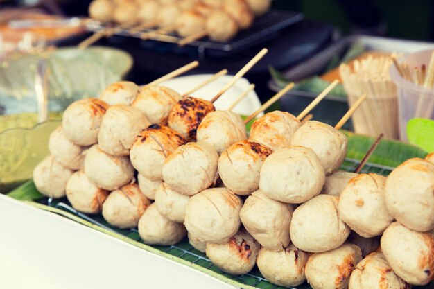 cuisine, cuisine asiatique, vente et concept alimentaire - boulettes de viande au marché de rue