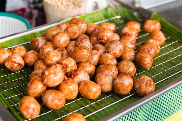 cuisine, cuisine asiatique, vente et concept alimentaire - vente de boulettes de viande frites au marché de rue