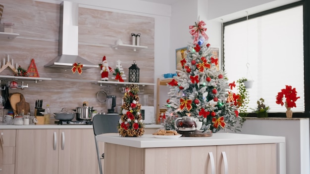 Cuisine décorée de Noël vide avec personne dedans est prête pour le dessert du matin de Noël