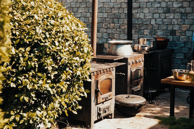 Cuisine d'été dans le barbecue du jardin