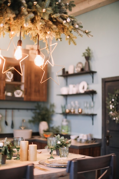 Cuisine de fête dans les décorations de Noël et du nouvel an