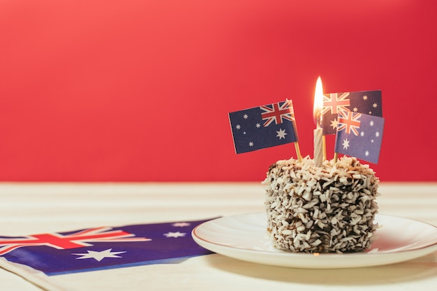 Cuisine de fête traditionnelle australienne emblématique gâteaux Lamington sur un fond blanc et bleu rouge drapeau de l'Australie