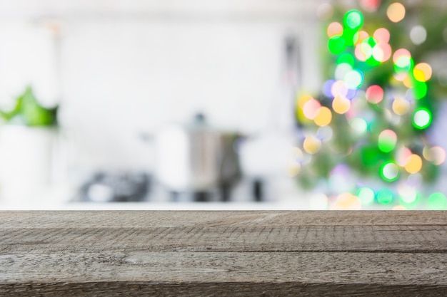 Cuisine floue avec table de sapin de Noël. Fond pour afficher vos produits.