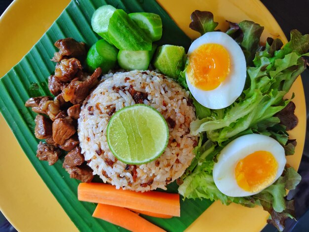 Cuisine folklorique thaïlandaise, riz frit avec pâte de piment et poisson