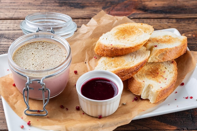 La cuisine française Foie gras toasts pâté de foie d'oie et marmelade d'airelles fond de bois