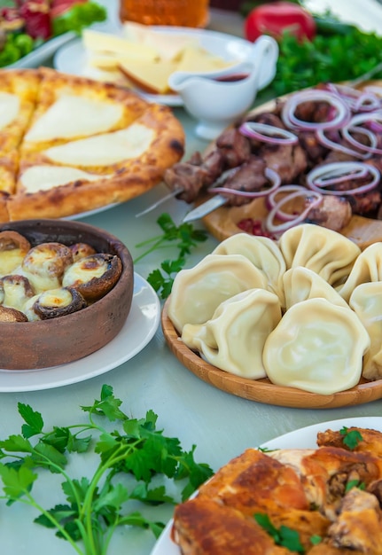 Cuisine géorgienne dans un restaurant Mise au point sélective