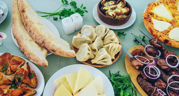 Cuisine géorgienne dans un restaurant Mise au point sélective