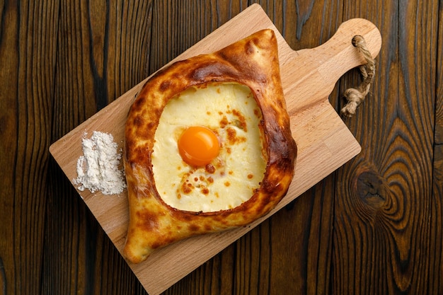 Cuisine géorgienne Khachapuri sur une table en bois