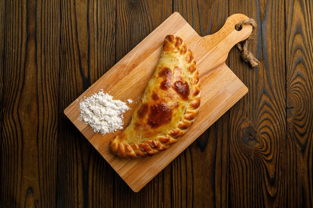 Cuisine géorgienne Khachapuri sur une table en bois